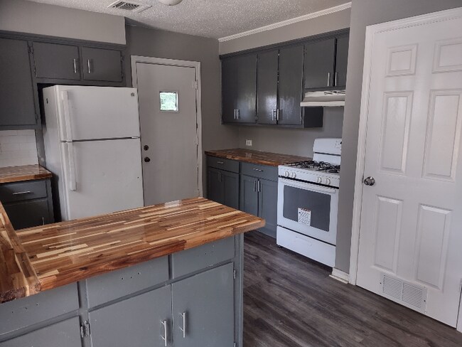 Building Photo - 2000 Filhiol Ave