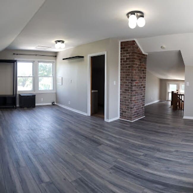 Building Photo - Fully Renovated 3BR Multi-Level Home with New Appliances
