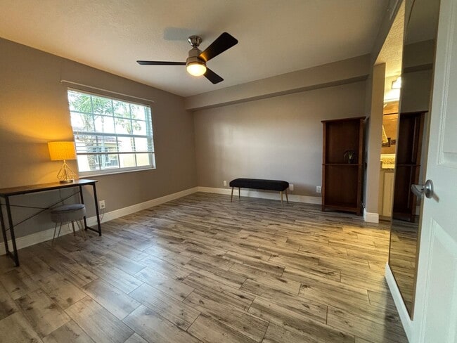 Building Photo - 1035 Lake Shore Dr