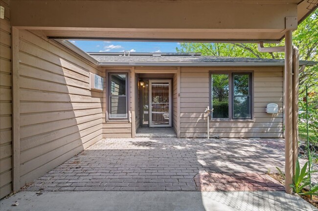 Building Photo - 2 bedroom 2 bath townhome located on the B...