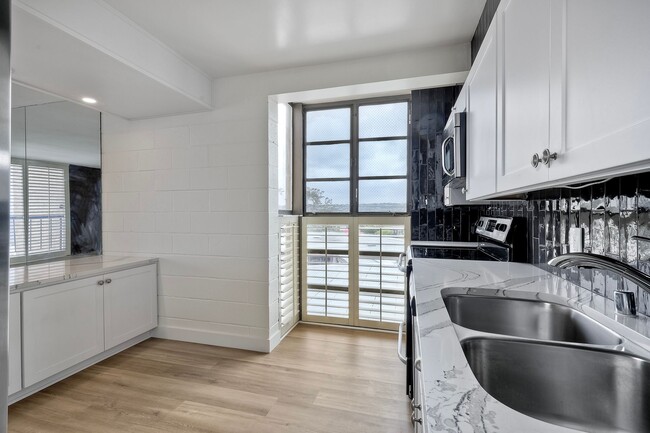 Building Photo - 1250 Cave St