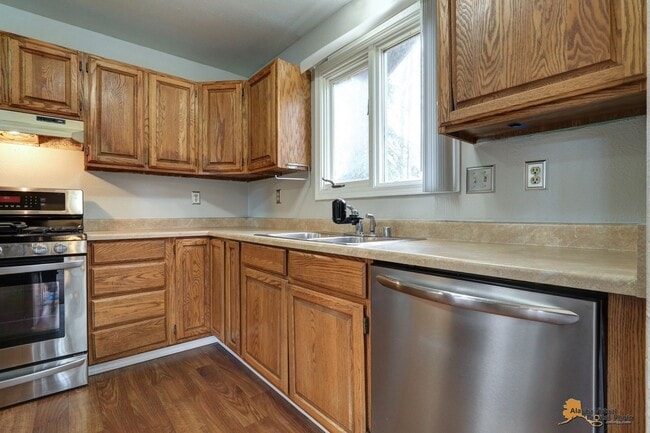 Building Photo - Quiet Eagleridge Home