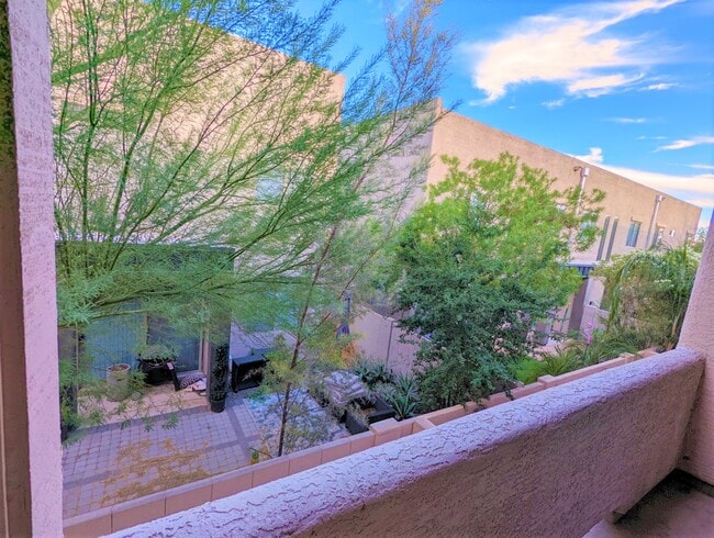 Building Photo - 2241 E Pinchot Ave