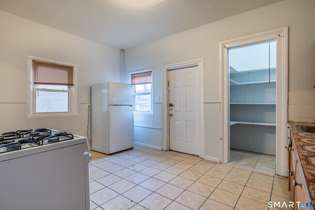 Building Photo - 1995 Main St