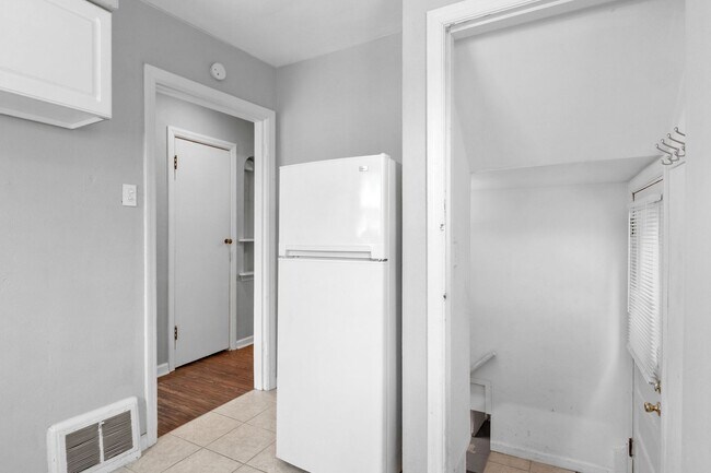 Building Photo - Chic French-ish Town-Cottage