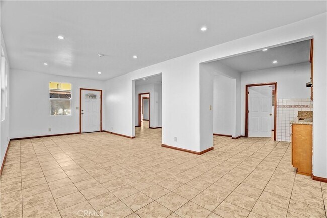 Building Photo - 313 N Hicks Ave