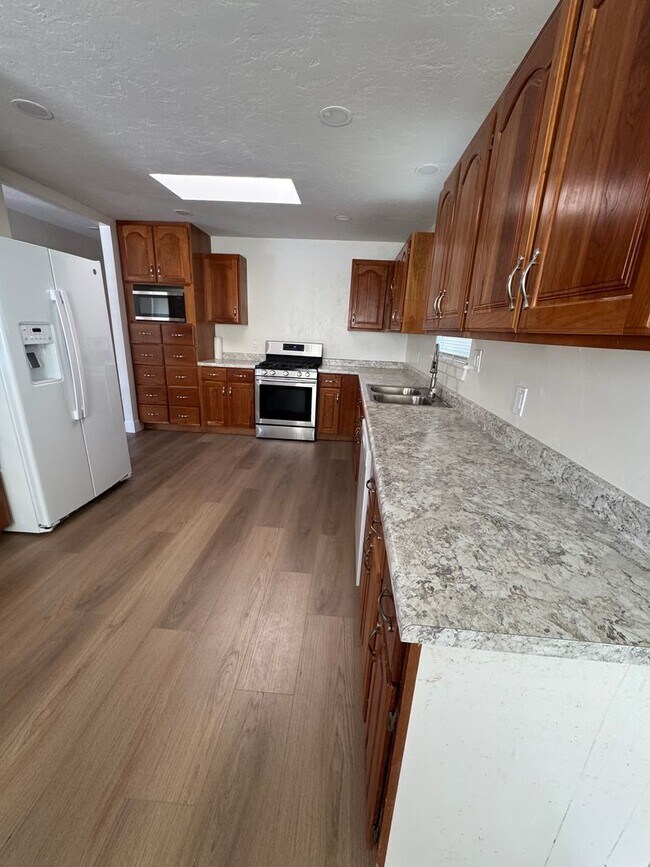Building Photo - Beautiful home for rent in Pleasant Grove