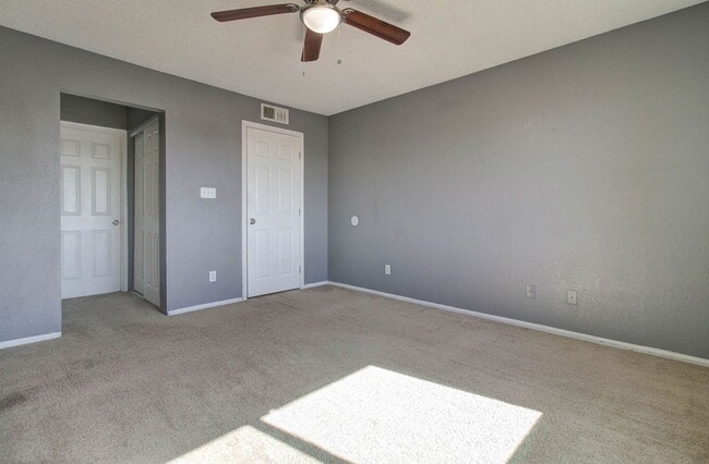 Building Photo - 2202 W Glenrosa Ave