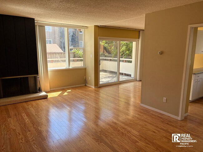Building Photo - Sunny 2 bedroom in Mark Twain Building