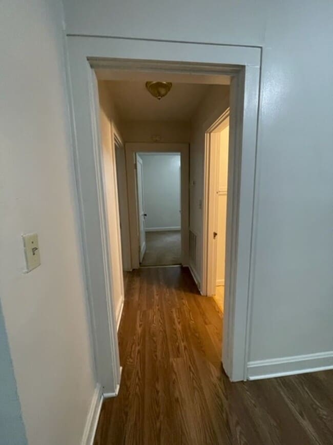 Building Photo - Maryville 37804 - 2 bedroom, 1 bath home Short term or Long term lease options - Call Debra Johns...