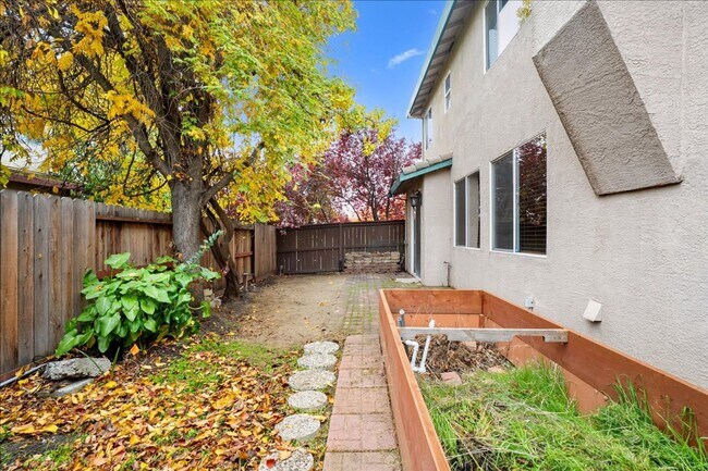 Building Photo - 70 Arches Cir