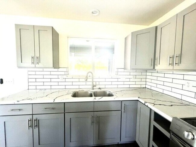 Building Photo - Lovely 3 Bedroom 2 Bath in HPP