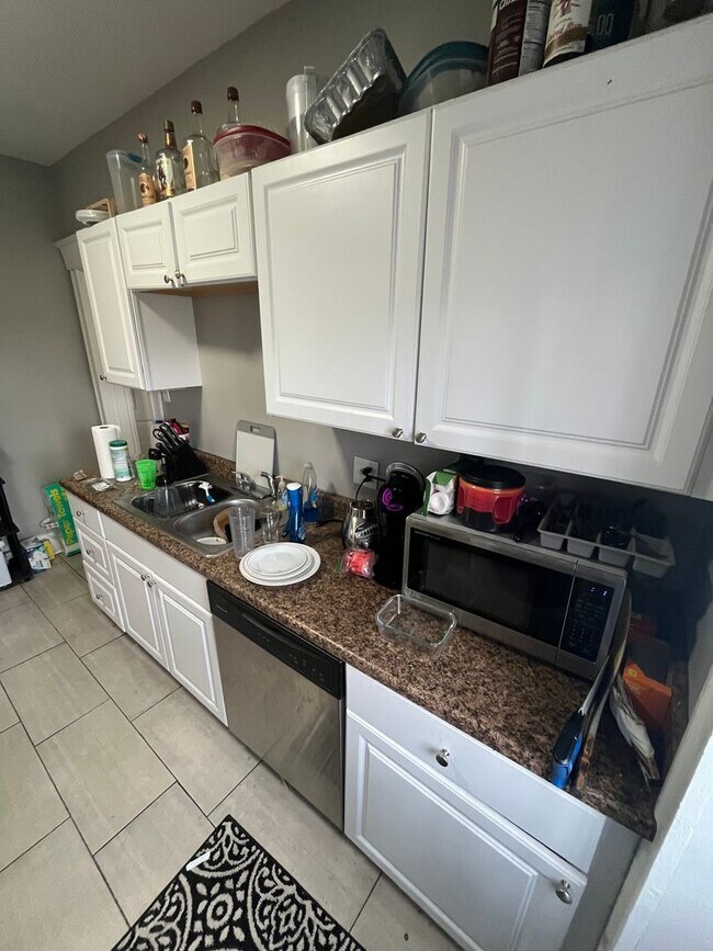 Building Photo - Five Bedroom Available for 26-27 School Year!