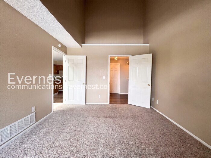 Building Photo - 12043 W Cross Dr