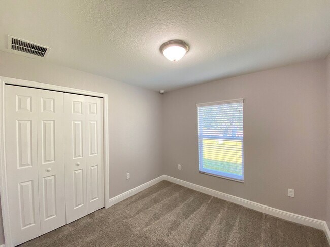 Building Photo - 52 Oak Cir