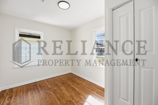 Building Photo - 941 W Hazel St