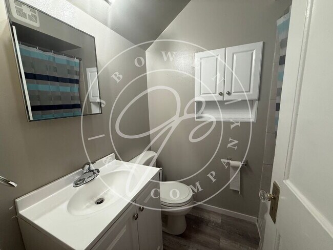 Building Photo - 3-Bedroom 1 1/2 Bathroom home in West Toledo with Hardwood Floors!