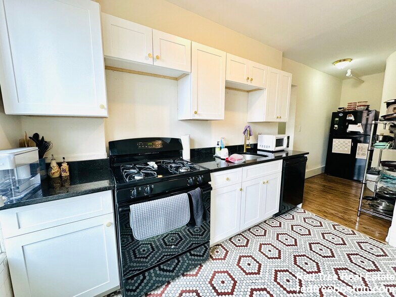 Building Photo - 452 Park Dr