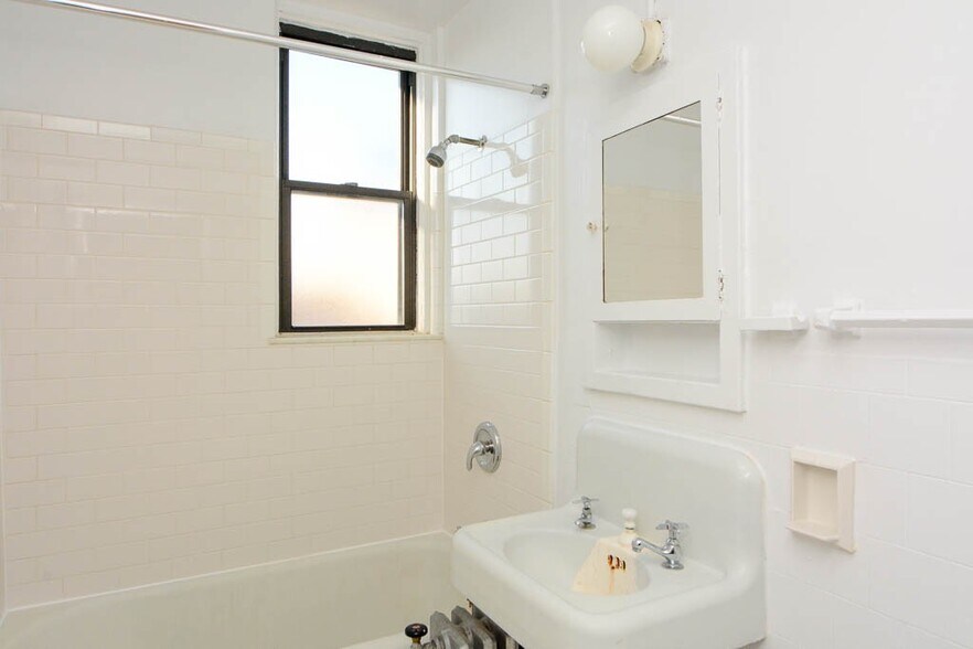 Building Photo - 3335 W Diversey Ave