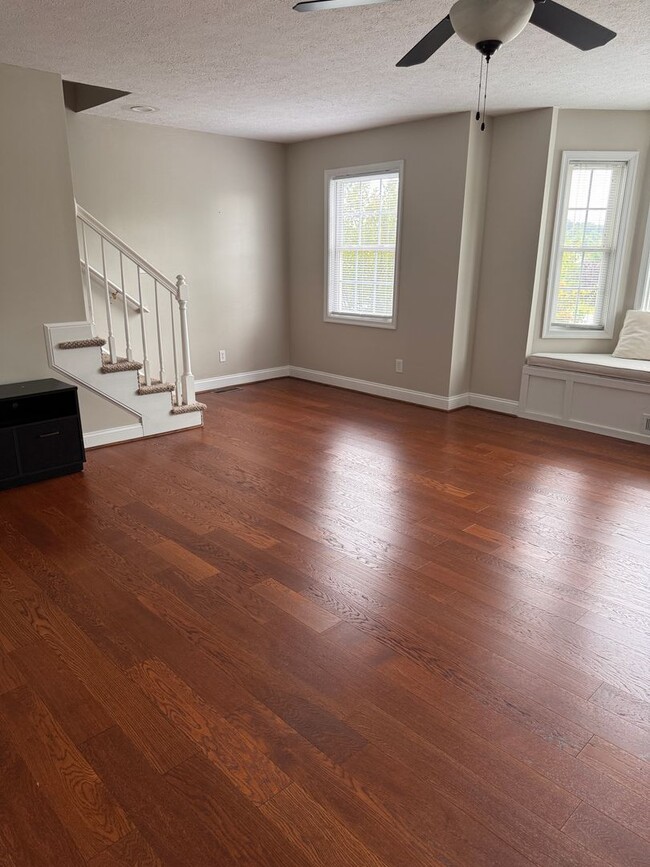 Building Photo - 3 Bedroom || 2 Full Bathroom & 2 Half Bathroom Townhome