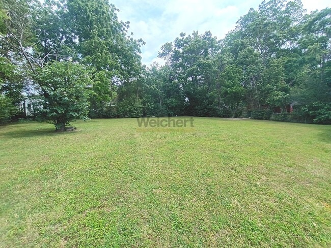 Building Photo - 4-Bed, 2-Bath house with huge backyard