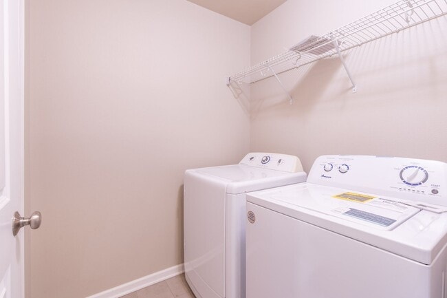 Building Photo - 2 Bedroom, 2.5 Bath Townhome