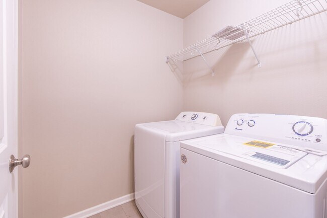 Building Photo - 3 Bedroom, 2.5 Bath Townhome for Rent in Prime Location!