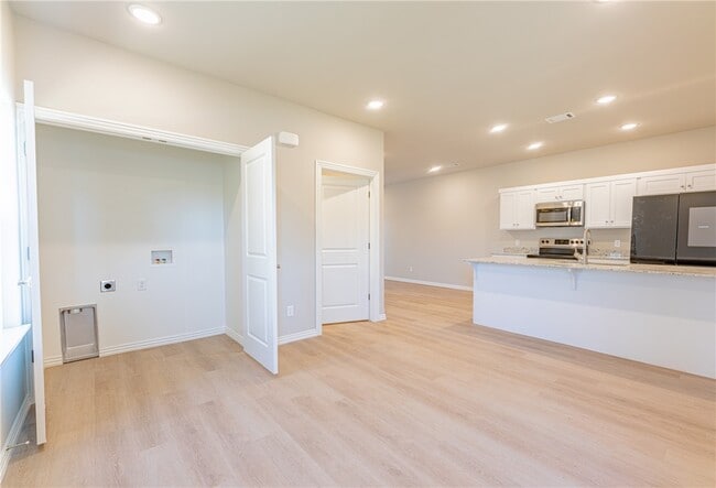 Building Photo - 1406 SW Casuarina Dr