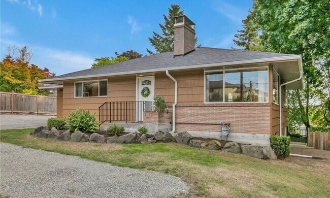 Building Photo - 4 Bedroom Kent home walking distance to lake meridian
