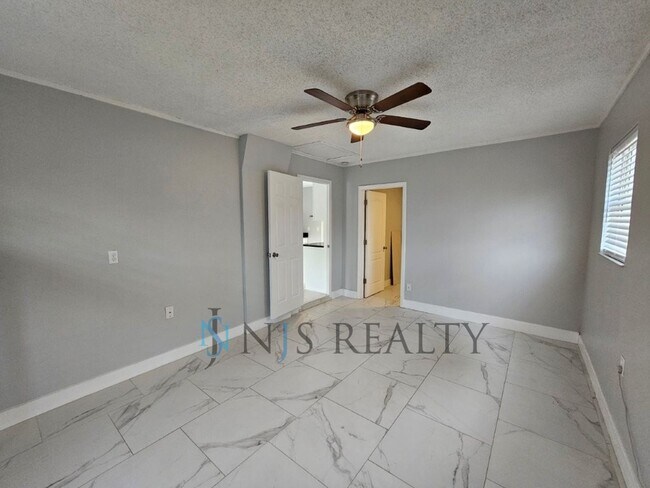 Building Photo - REDUCED PRICE!!!!  MUST SEE.. BEAUTIFUL IN...