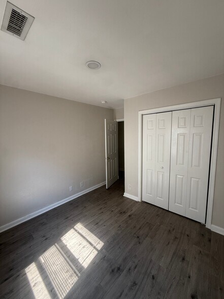 Building Photo - 814 Robinson St
