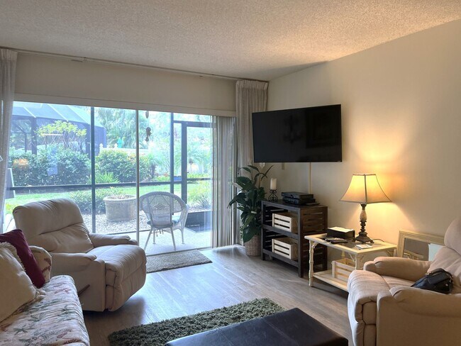 Building Photo - 2BR/2BA Ground Level Condo in Venice Ave C...