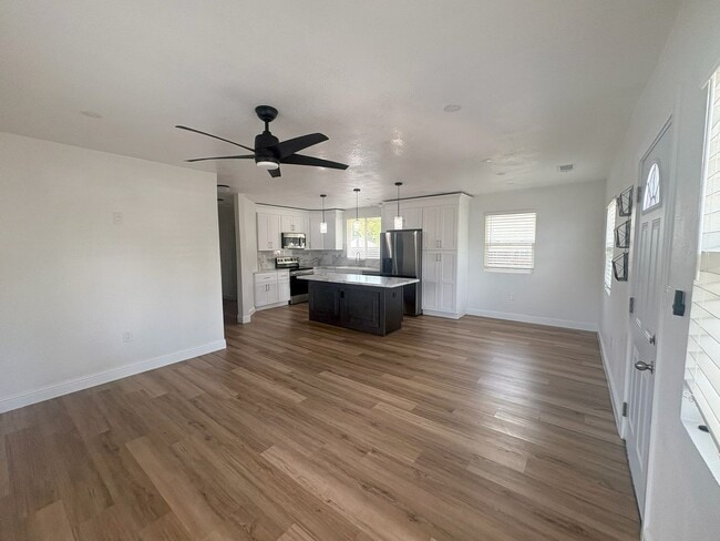 Building Photo - Available NOW Recently Renovated 3BR/3BA Home with Modern Finishes & Spacious Backyard Near Downt...