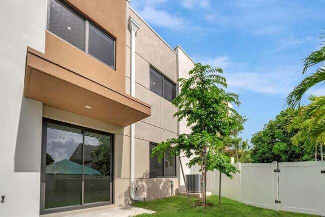Building Photo - 4224 NE 7th Terrace