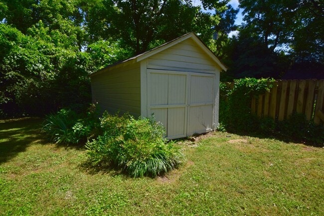 Building Photo - Charming updated 3 bed, 1 bath home near Midtown and Pink Palace.