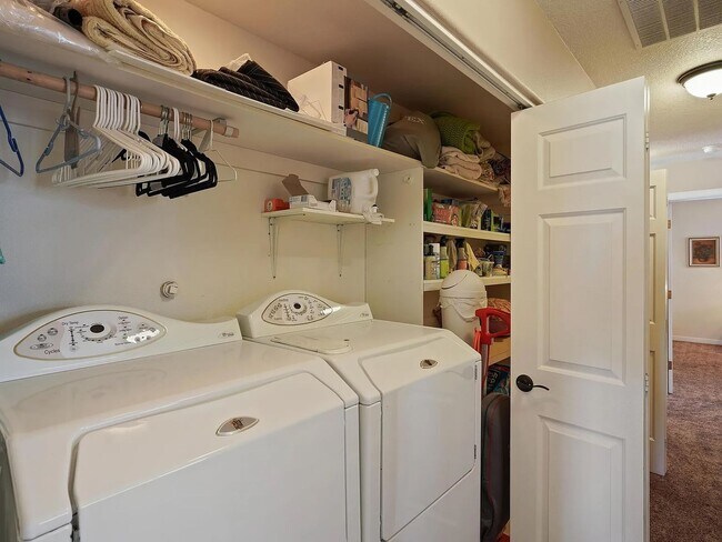 Building Photo - Spacious Prineville Home with Large Backyard!