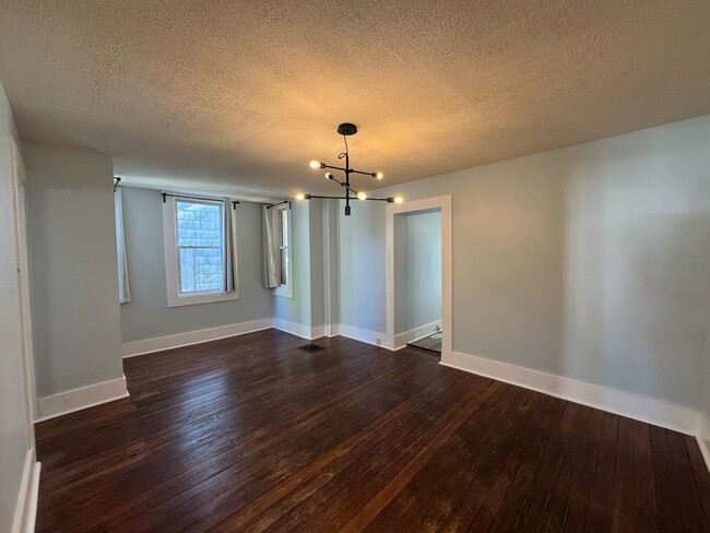 Building Photo - Recently Renovated 4 Bed/2 Bath House in H...