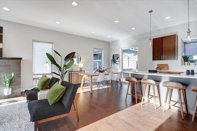 Building Photo - $500 off first month! Spacious, light-fill...