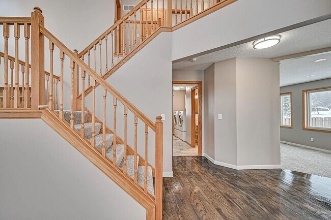 Building Photo - Spacious 4-Bed 4-Bath Home in Buffalo - Available 7/1!