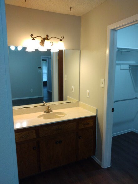 Building Photo - 908 Garden View Dr
