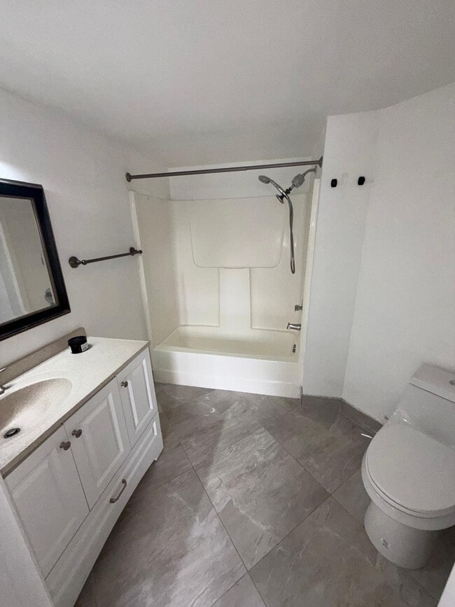 Building Photo - 9405 Fontainebleau Blvd