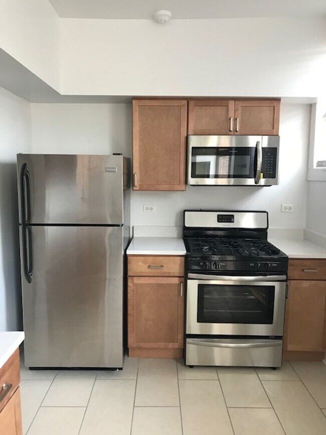 Building Photo - East Edgewater One Bed/One Bath + Den ~ He...