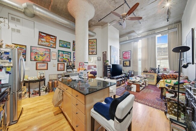 Building Photo - 758 N Larrabee St