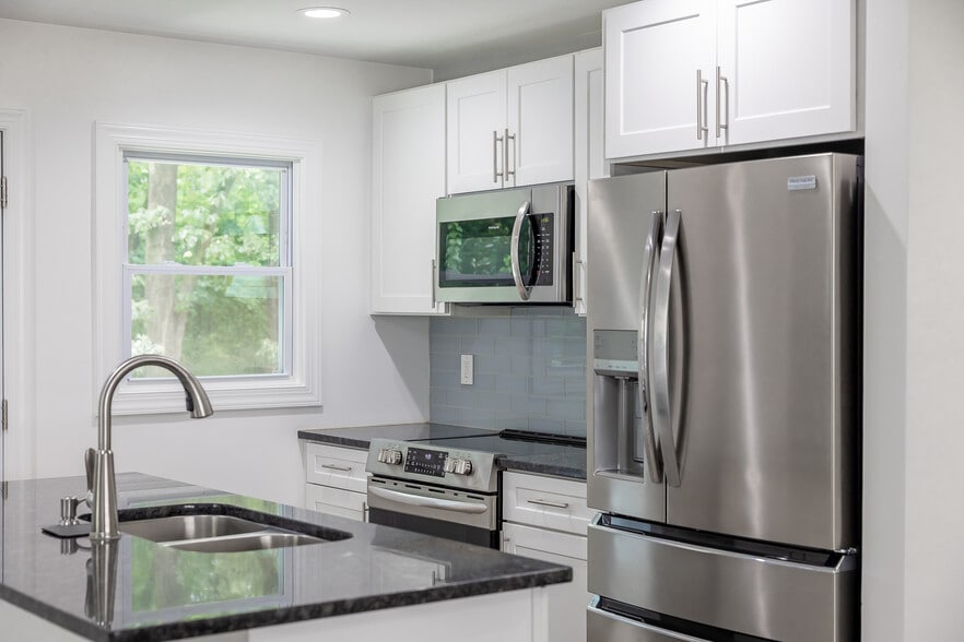 Building Photo - 2065 W Flat Shoals Terrace