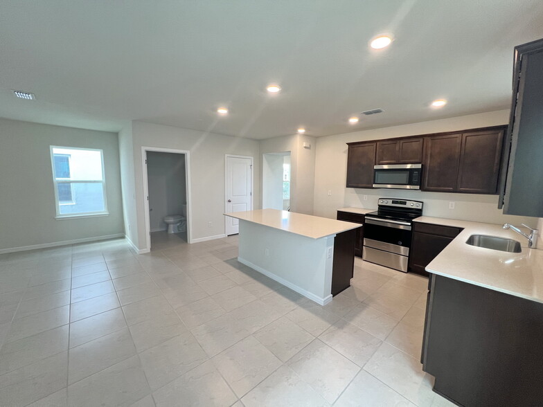 Kitchen - 1813 Summer Serenity Dr