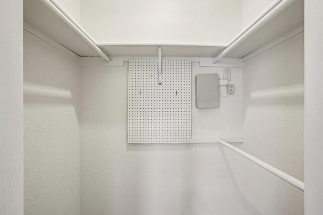 Building Photo - 807 W 25th St