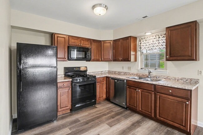 Building Photo - Beautiful Spacious Townhome