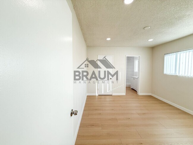 Building Photo - 13129 Oxnard St