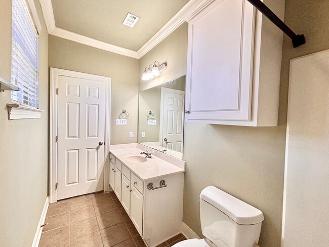 Building Photo - Three Bedroom Townhouse in Gated Community...
