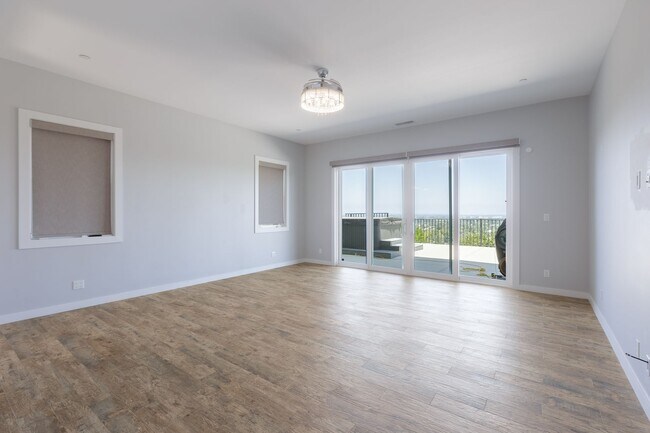 Building Photo - 4 Br 5 Ba with STUNNING VIEWS and Jacuzzi